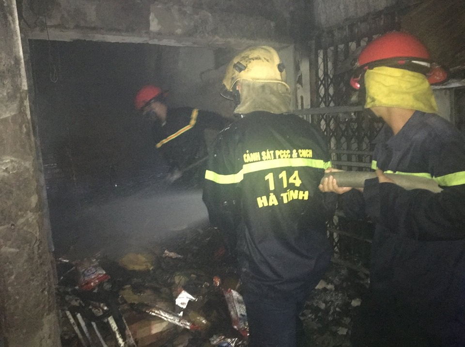 Cháy chợ trong đêm, nhiều ki-ốt bị thiêu rụi - 1 Cháy chợ trong đêm, nhiều ki-ốt bị thiêu rụi - 1