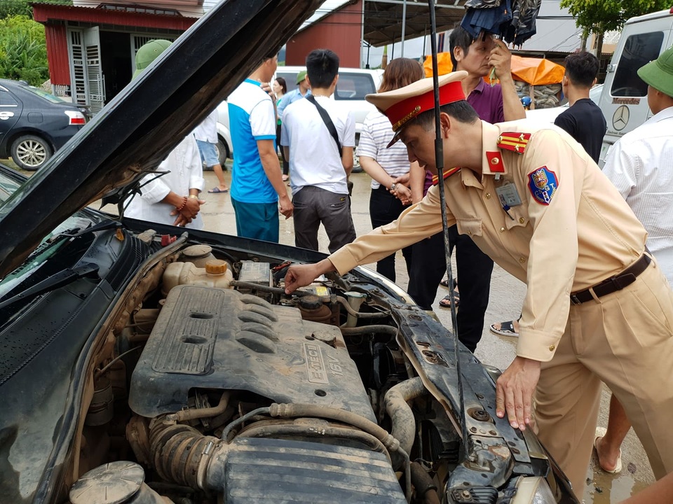 CSGT giúp dân tát nước cứu chiếc xe chết đuối giữa dòng lũ - 5 CSGT giúp dân tát nước cứu chiếc xe chết đuối giữa dòng lũ - 5