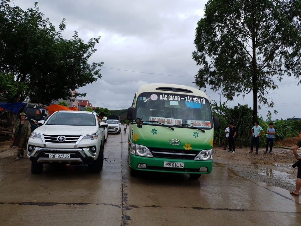 CSGT giúp dân tát nước cứu chiếc xe chết đuối giữa dòng lũ - 2 CSGT giúp dân tát nước cứu chiếc xe chết đuối giữa dòng lũ - 2