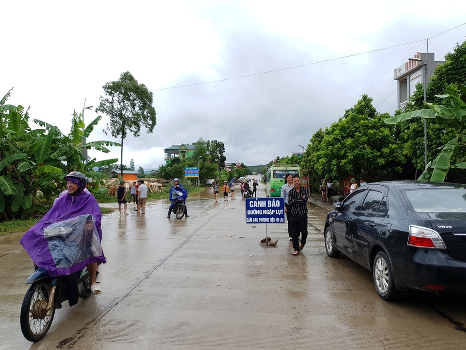 CSGT giúp dân tát nước cứu chiếc xe chết đuối giữa dòng lũ - 1 CSGT giúp dân tát nước cứu chiếc xe chết đuối giữa dòng lũ - 1