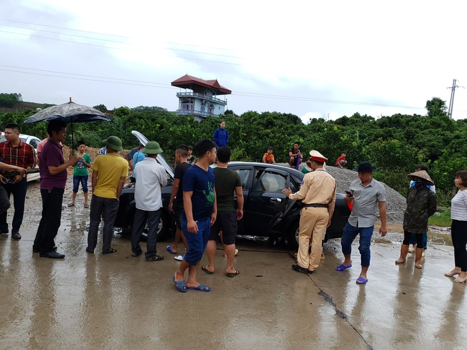 CSGT giúp dân tát nước cứu chiếc xe chết đuối giữa dòng lũ - 3 CSGT giúp dân tát nước cứu chiếc xe chết đuối giữa dòng lũ - 3