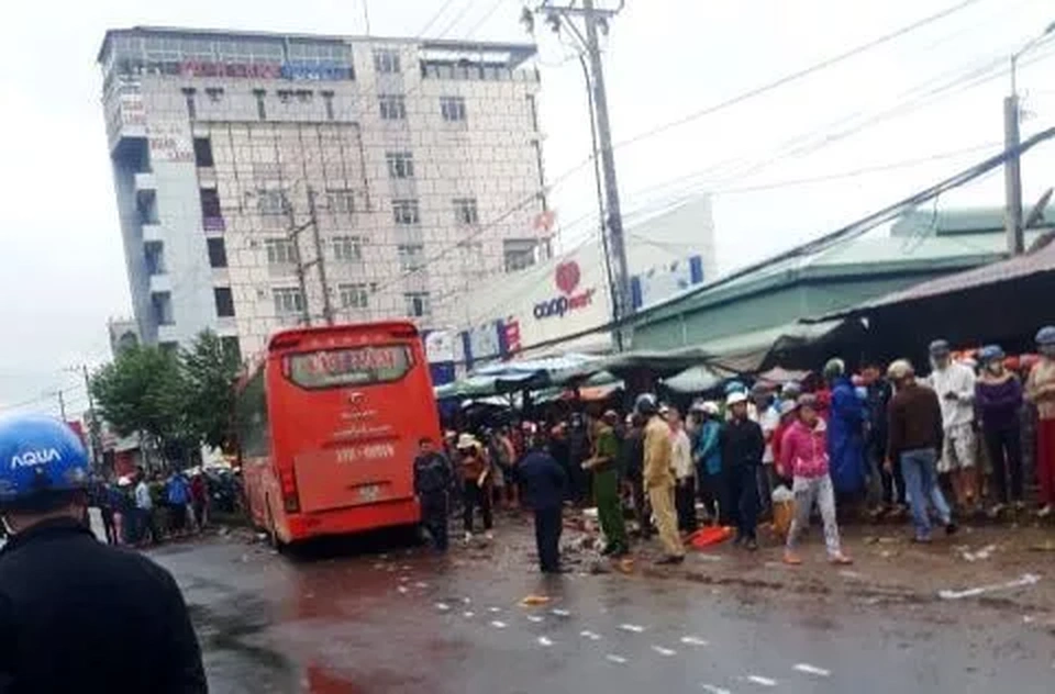 Xe khách lao vào chợ ven đường, ít nhất 3 người tử vong - 2 Xe khách lao vào chợ ven đường, ít nhất 3 người tử vong - 2