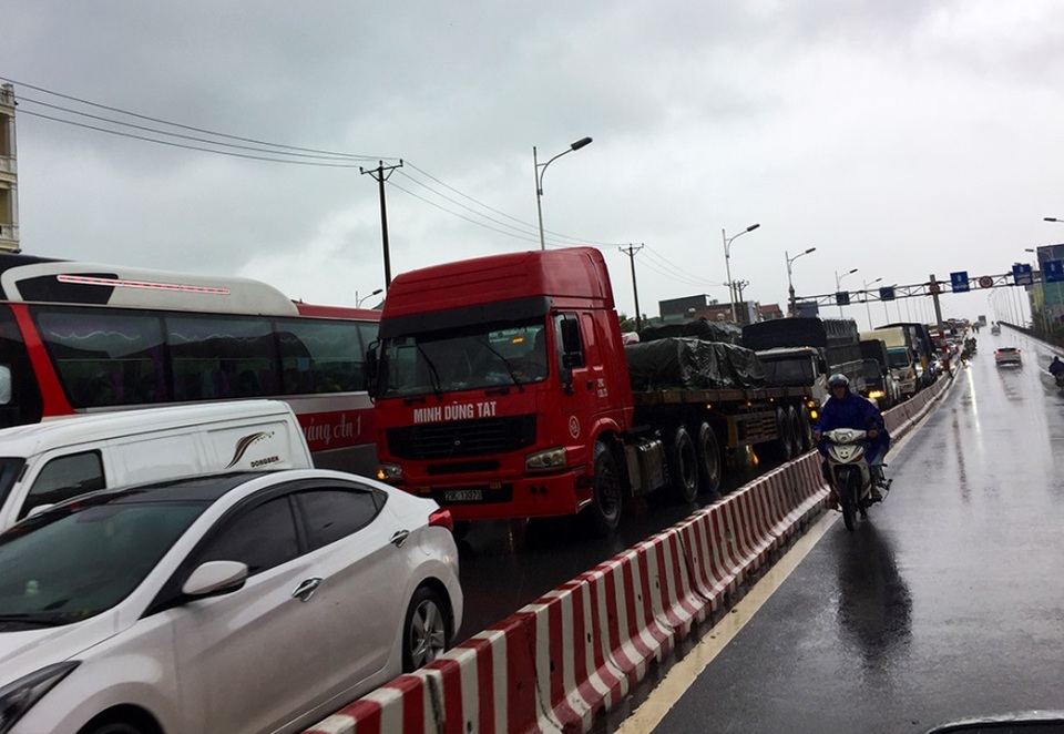 Hà Nội: Cầu huyết mạch tắc dài hàng km vì mưa bão - 2 Hà Nội: Cầu huyết mạch tắc dài hàng km vì mưa bão - 2