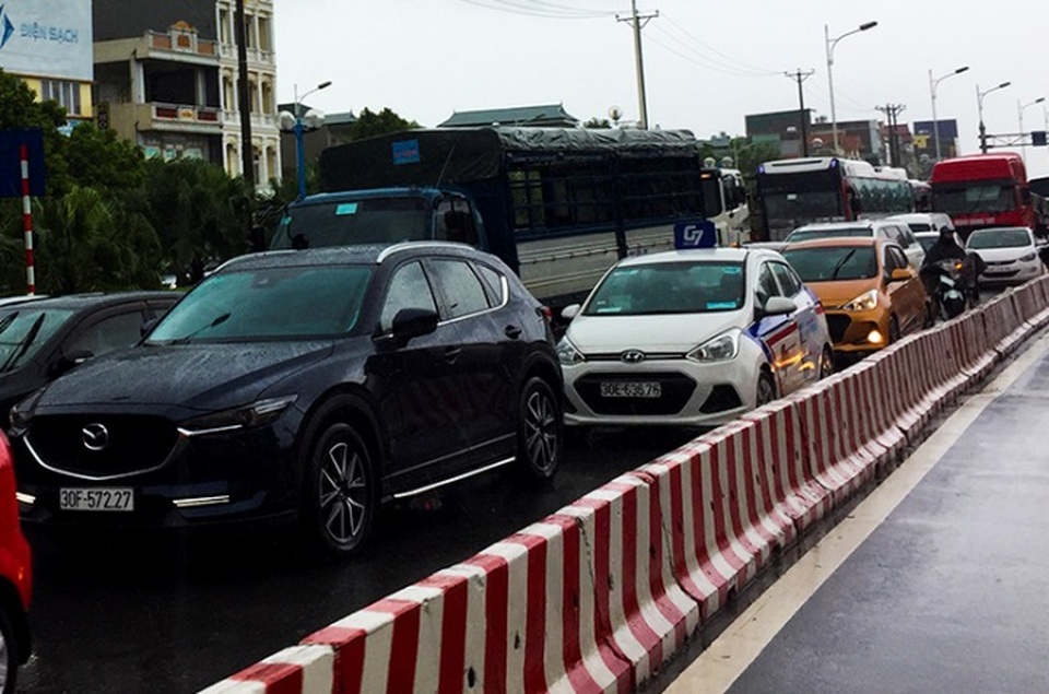 Hà Nội: Cầu huyết mạch tắc dài hàng km vì mưa bão - 3 Hà Nội: Cầu huyết mạch tắc dài hàng km vì mưa bão - 3