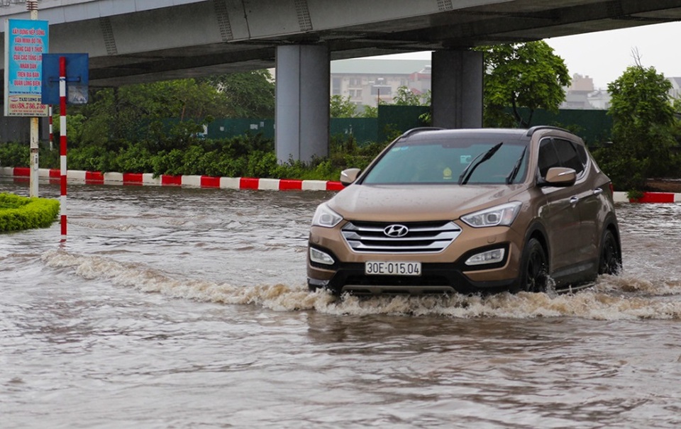 Hà Nội: Cầu huyết mạch tắc dài hàng km vì mưa bão - 5 Hà Nội: Cầu huyết mạch tắc dài hàng km vì mưa bão - 5