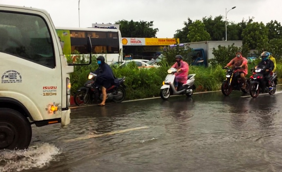 Hà Nội: Cầu huyết mạch tắc dài hàng km vì mưa bão - 7 Hà Nội: Cầu huyết mạch tắc dài hàng km vì mưa bão - 7