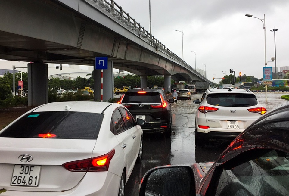 Hà Nội: Cầu huyết mạch tắc dài hàng km vì mưa bão - 8 Hà Nội: Cầu huyết mạch tắc dài hàng km vì mưa bão - 8