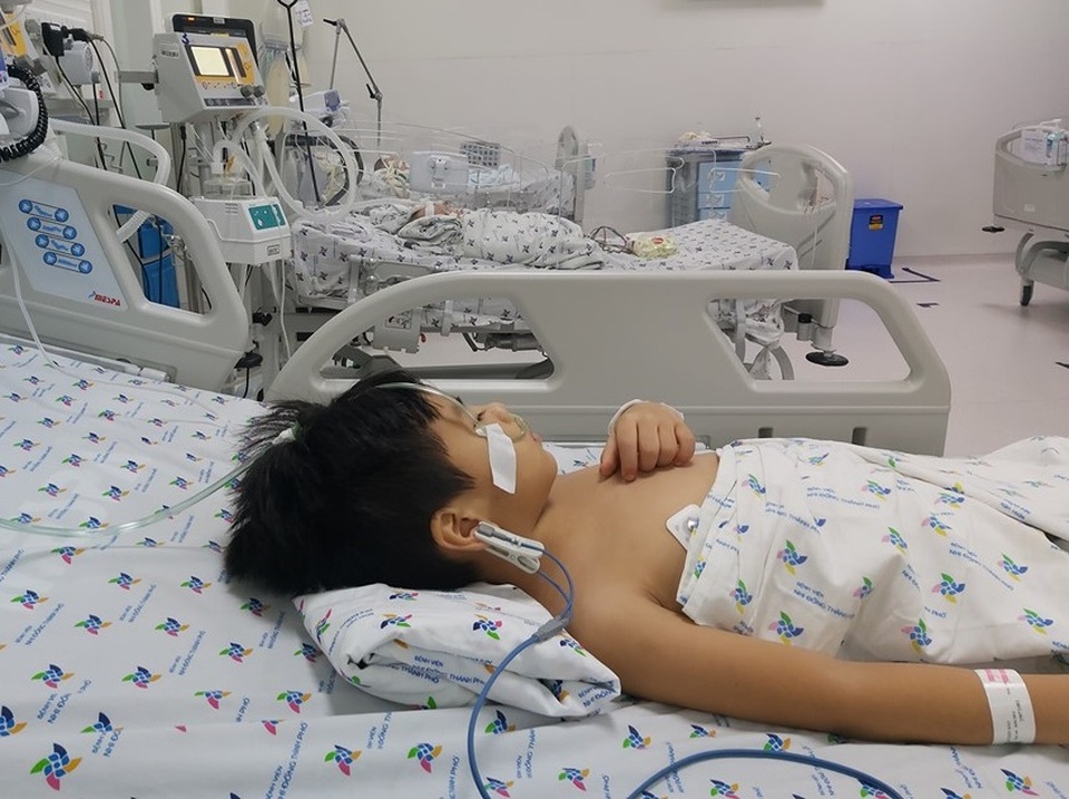 Cuộc chuyển viện lúc nửa đêm cứu cậu bé bị nghẽn đường thở - 3 Cuộc chuyển viện lúc nửa đêm cứu cậu bé bị nghẽn đường thở - 3