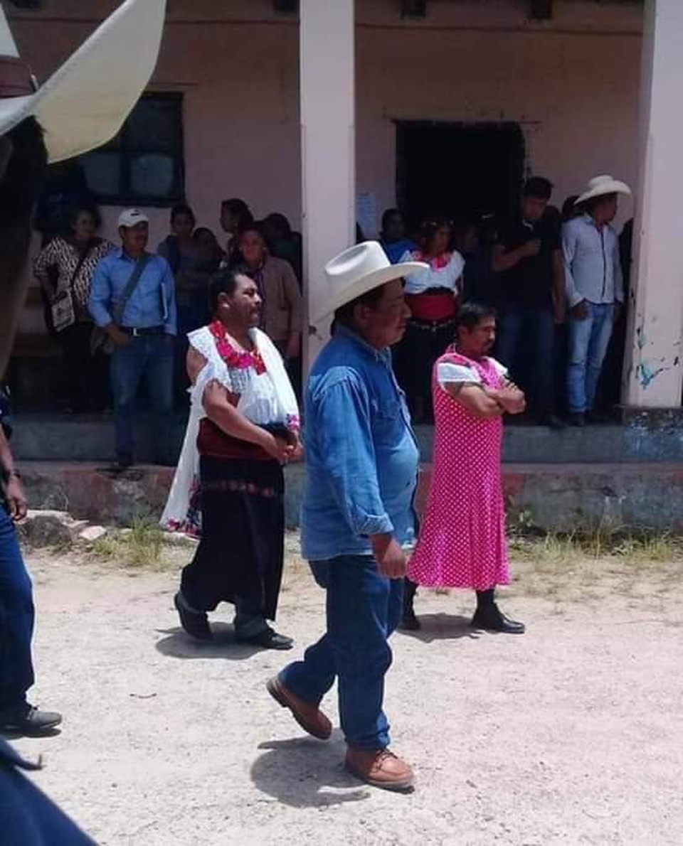 Thị trưởng Mexico bị ép mặc váy phụ nữ diễu phố vì thất hứa với dân - 1 Thị trưởng Mexico bị ép mặc váy phụ nữ diễu phố vì thất hứa với dân - 1