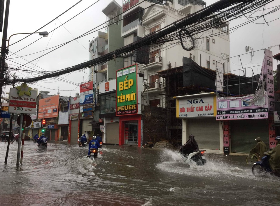 Đường phố ngập sâu, cây xanh gãy đổ ngổn ngang sau bão số 3 - 1 Đường phố ngập sâu, cây xanh gãy đổ ngổn ngang sau bão số 3 - 1