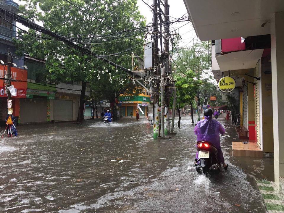 Đường phố ngập sâu, cây xanh gãy đổ ngổn ngang sau bão số 3 - 3 Đường phố ngập sâu, cây xanh gãy đổ ngổn ngang sau bão số 3 - 3