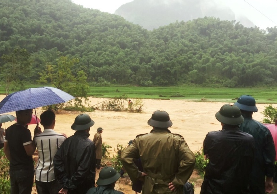 Giải cứu người đàn ông mắc kẹt trên ngọn cây, giữa dòng nước lũ - 3 Giải cứu người đàn ông mắc kẹt trên ngọn cây, giữa dòng nước lũ - 3