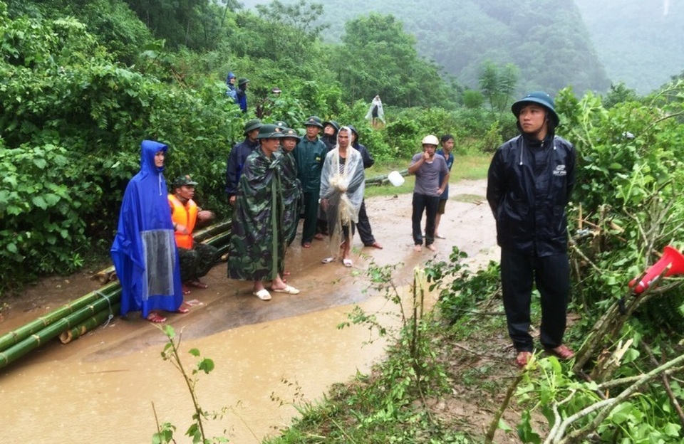 Giải cứu người đàn ông mắc kẹt trên ngọn cây, giữa dòng nước lũ - 4 Giải cứu người đàn ông mắc kẹt trên ngọn cây, giữa dòng nước lũ - 4