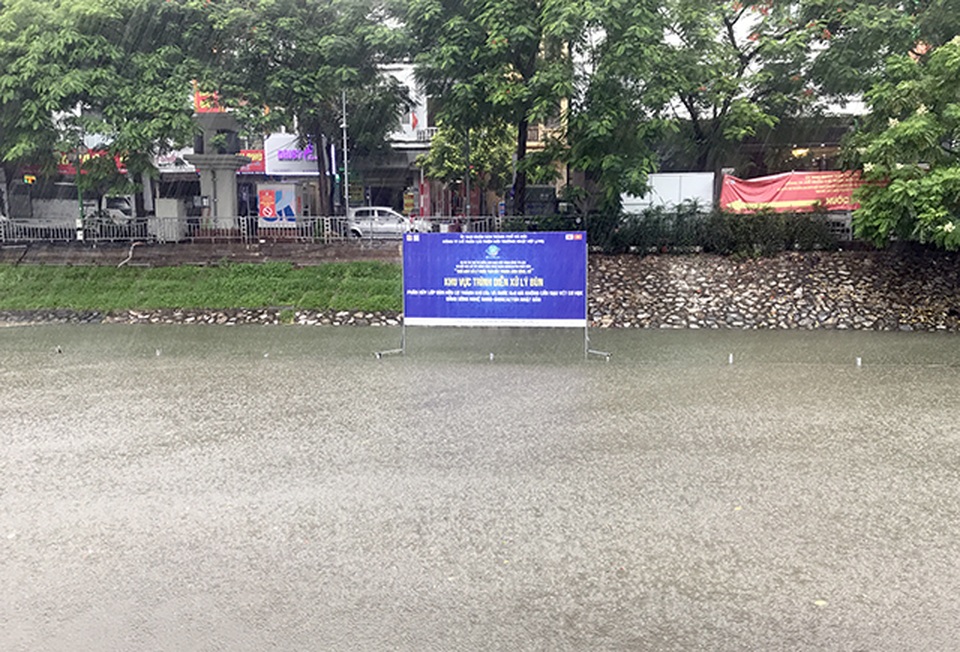 Khu thí nghiệm công nghệ Nhật làm sạch sông Tô Lịch lại chìm trong nước - 1 Khu thí nghiệm công nghệ Nhật làm sạch sông Tô Lịch lại chìm trong nước - 1