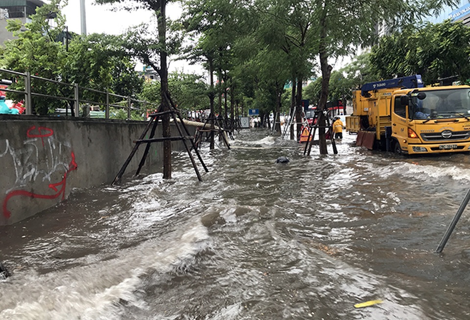 Đường phố Hà Nội thành sông, người dân “be bờ” ngăn nước vào nhà - 2 Đường phố Hà Nội thành sông, người dân “be bờ” ngăn nước vào nhà - 2