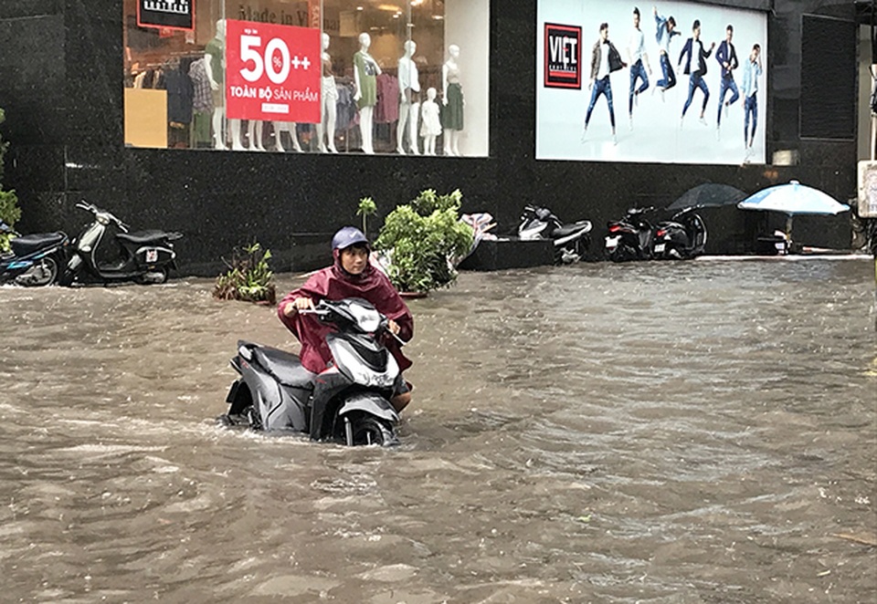 Đường phố Hà Nội thành sông, người dân “be bờ” ngăn nước vào nhà - 3 Đường phố Hà Nội thành sông, người dân “be bờ” ngăn nước vào nhà - 3