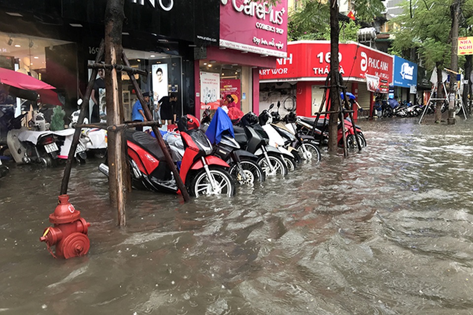 Đường phố Hà Nội thành sông, người dân “be bờ” ngăn nước vào nhà - 11 Đường phố Hà Nội thành sông, người dân “be bờ” ngăn nước vào nhà - 11
