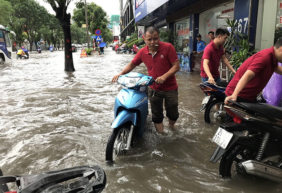 Đường phố Hà Nội thành sông, người dân “be bờ” ngăn nước vào nhà - 12 Đường phố Hà Nội thành sông, người dân “be bờ” ngăn nước vào nhà - 12