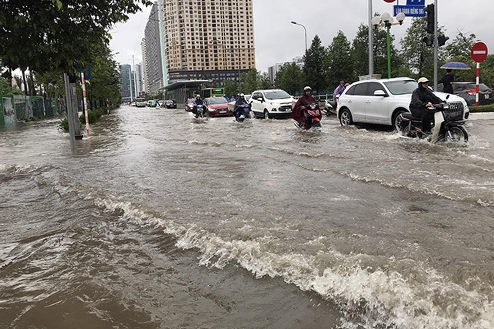 Đường phố Hà Nội thành sông, người dân “be bờ” ngăn nước vào nhà - 14 Đường phố Hà Nội thành sông, người dân “be bờ” ngăn nước vào nhà - 14