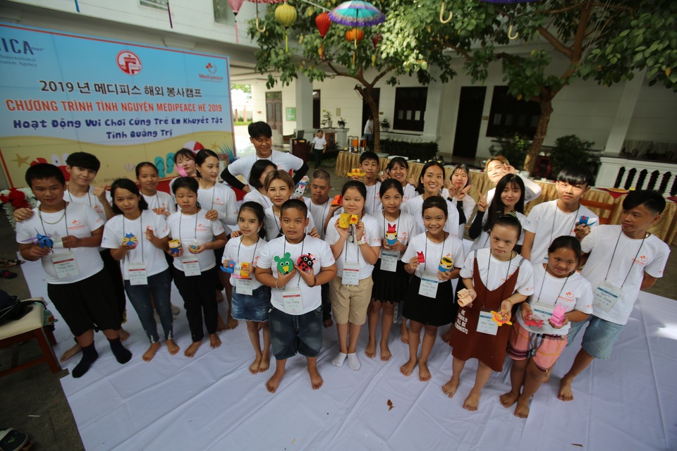 Sinh viên Hàn Quốc giao lưu cùng trẻ em khuyết tật Quảng Trị - 1 Sinh viên Hàn Quốc giao lưu cùng trẻ em khuyết tật Quảng Trị - 1