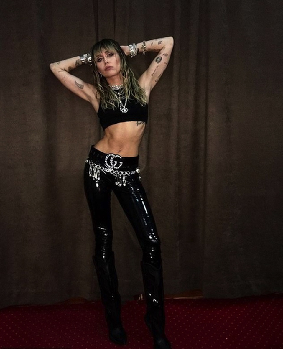 Miley Cyrus gây bất ngờ với trang phục biểu diễn quá táo bạo - 1 Miley Cyrus gây bất ngờ với trang phục biểu diễn quá táo bạo - 1