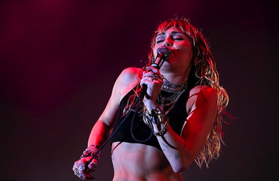 Miley Cyrus gây bất ngờ với trang phục biểu diễn quá táo bạo - 2 Miley Cyrus gây bất ngờ với trang phục biểu diễn quá táo bạo - 2