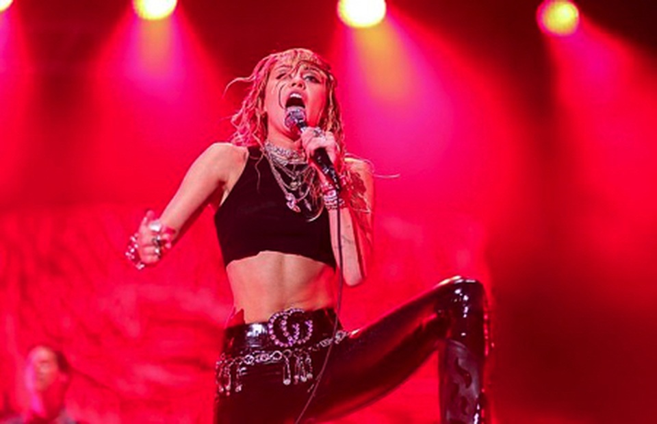 Miley Cyrus gây bất ngờ với trang phục biểu diễn quá táo bạo - 3 Miley Cyrus gây bất ngờ với trang phục biểu diễn quá táo bạo - 3