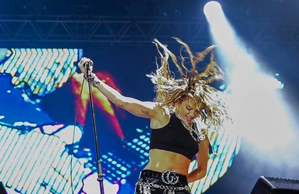 Miley Cyrus gây bất ngờ với trang phục biểu diễn quá táo bạo - 4 Miley Cyrus gây bất ngờ với trang phục biểu diễn quá táo bạo - 4
