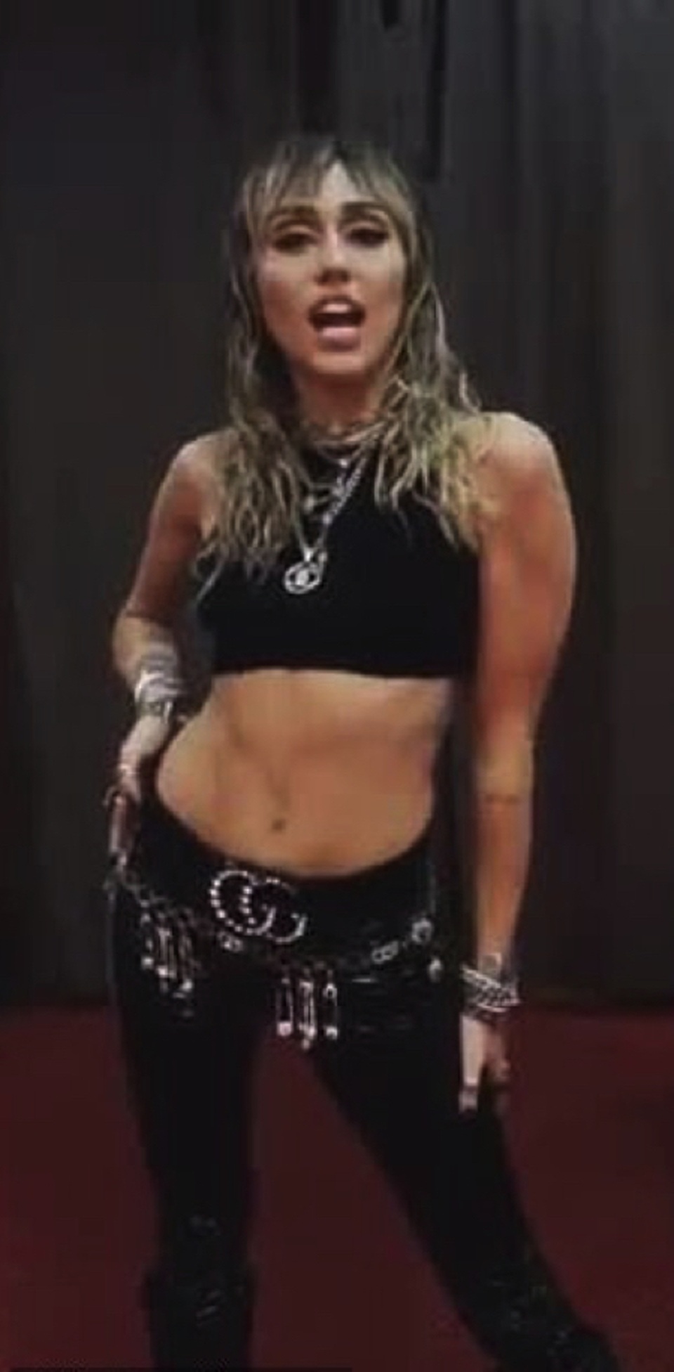 Miley Cyrus gây bất ngờ với trang phục biểu diễn quá táo bạo - 7 Miley Cyrus gây bất ngờ với trang phục biểu diễn quá táo bạo - 7