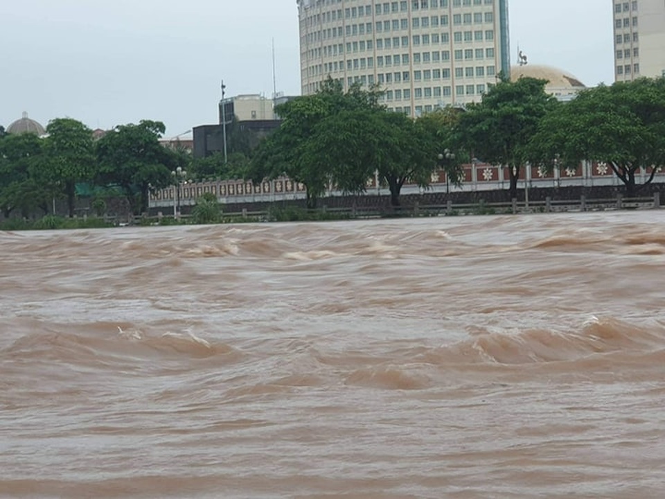 Đường phố ngập sâu, cây xanh gãy đổ ngổn ngang sau bão số 3 - 12 Đường phố ngập sâu, cây xanh gãy đổ ngổn ngang sau bão số 3 - 12