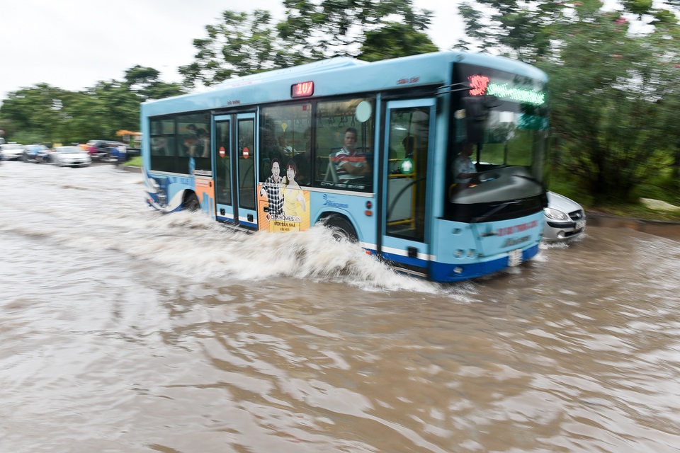 Hà Nội: Đại lộ Thăng Long ngập như sông - 6 Hà Nội: Đại lộ Thăng Long ngập như sông - 6