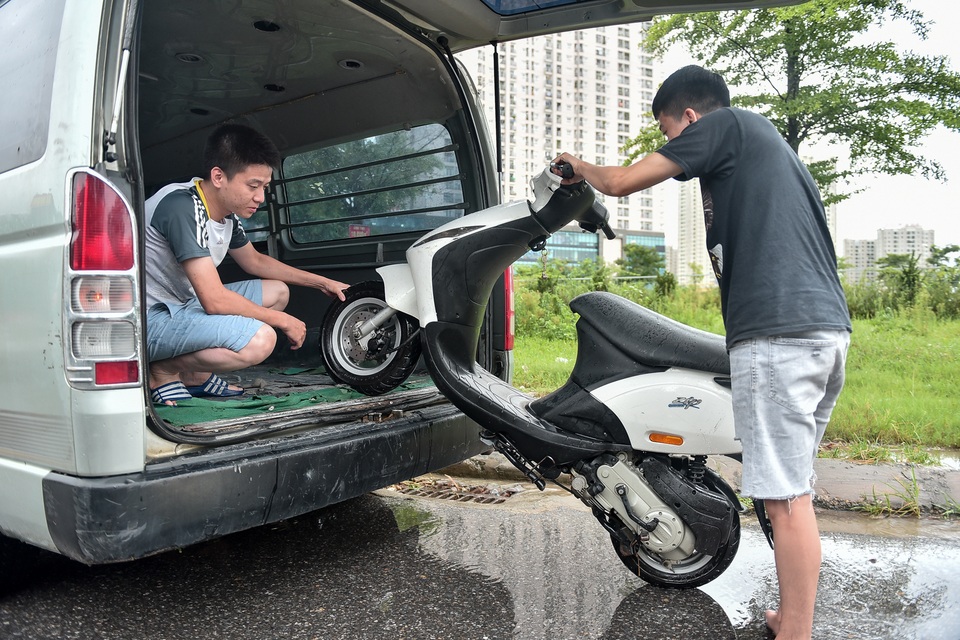 Hà Nội: Đại lộ Thăng Long ngập như sông - 10 Hà Nội: Đại lộ Thăng Long ngập như sông - 10