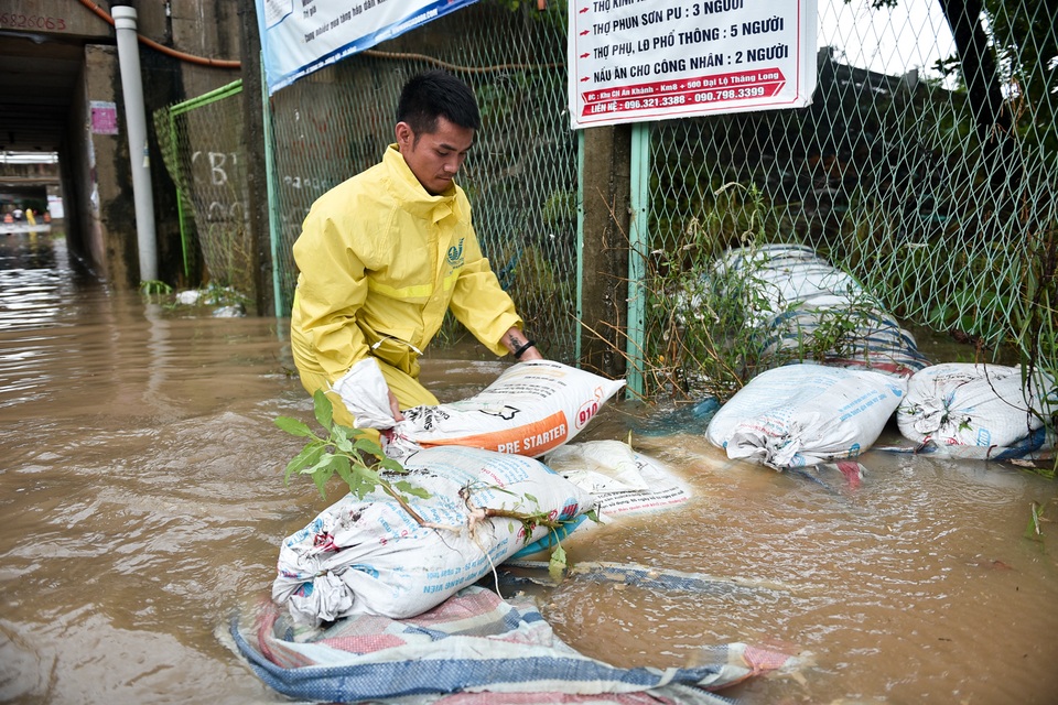 Hà Nội: Đại lộ Thăng Long ngập như sông - 11 Hà Nội: Đại lộ Thăng Long ngập như sông - 11