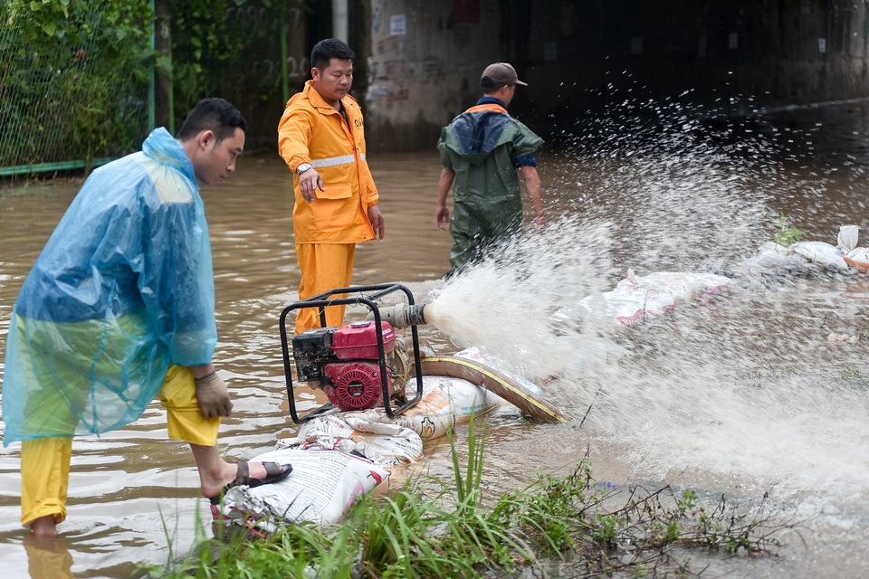 Hà Nội: Đại lộ Thăng Long ngập như sông - 12 Hà Nội: Đại lộ Thăng Long ngập như sông - 12