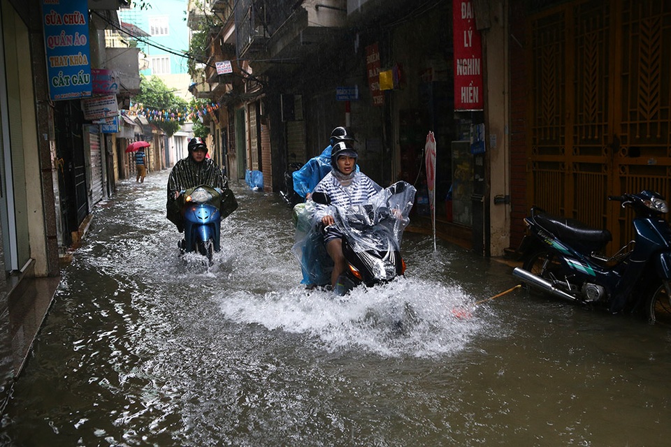 Người Hà Nội bì bõm trong ngõ ngập sâu vì mưa bão - 13 Người Hà Nội bì bõm trong ngõ ngập sâu vì mưa bão - 13