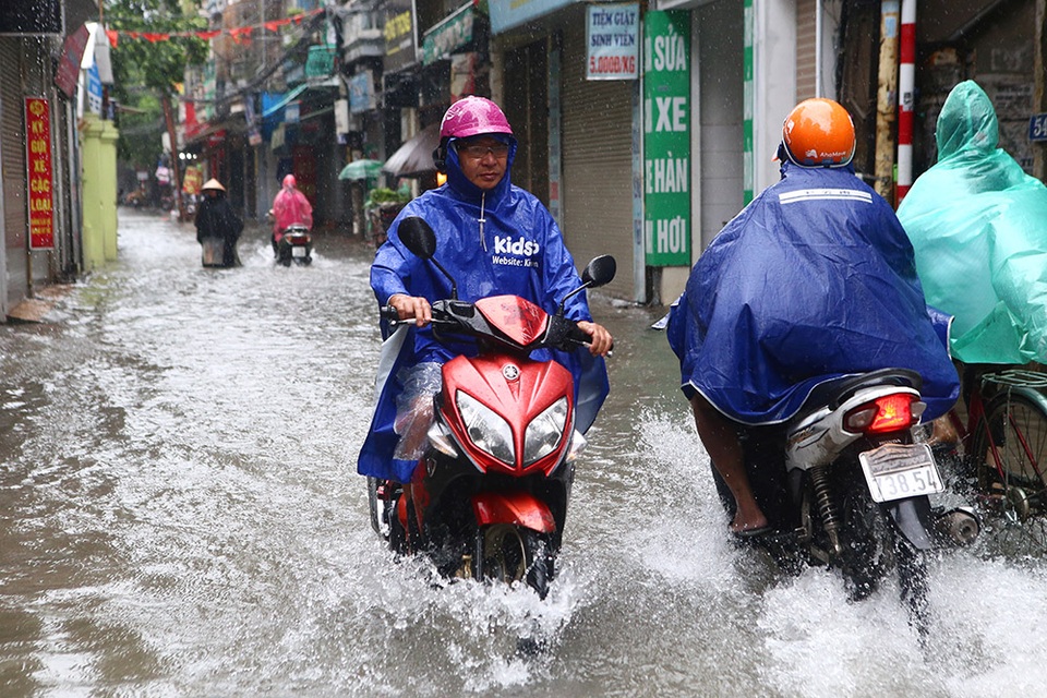 Người Hà Nội bì bõm trong ngõ ngập sâu vì mưa bão - 2 Người Hà Nội bì bõm trong ngõ ngập sâu vì mưa bão - 2