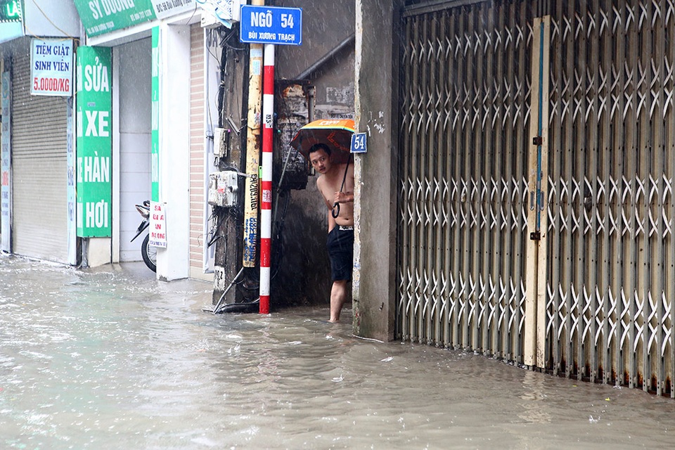 Người Hà Nội bì bõm trong ngõ ngập sâu vì mưa bão - 3 Người Hà Nội bì bõm trong ngõ ngập sâu vì mưa bão - 3