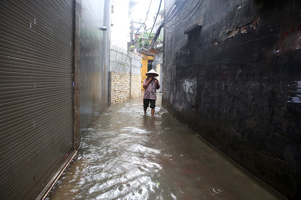 Người Hà Nội bì bõm trong ngõ ngập sâu vì mưa bão - 5 Người Hà Nội bì bõm trong ngõ ngập sâu vì mưa bão - 5