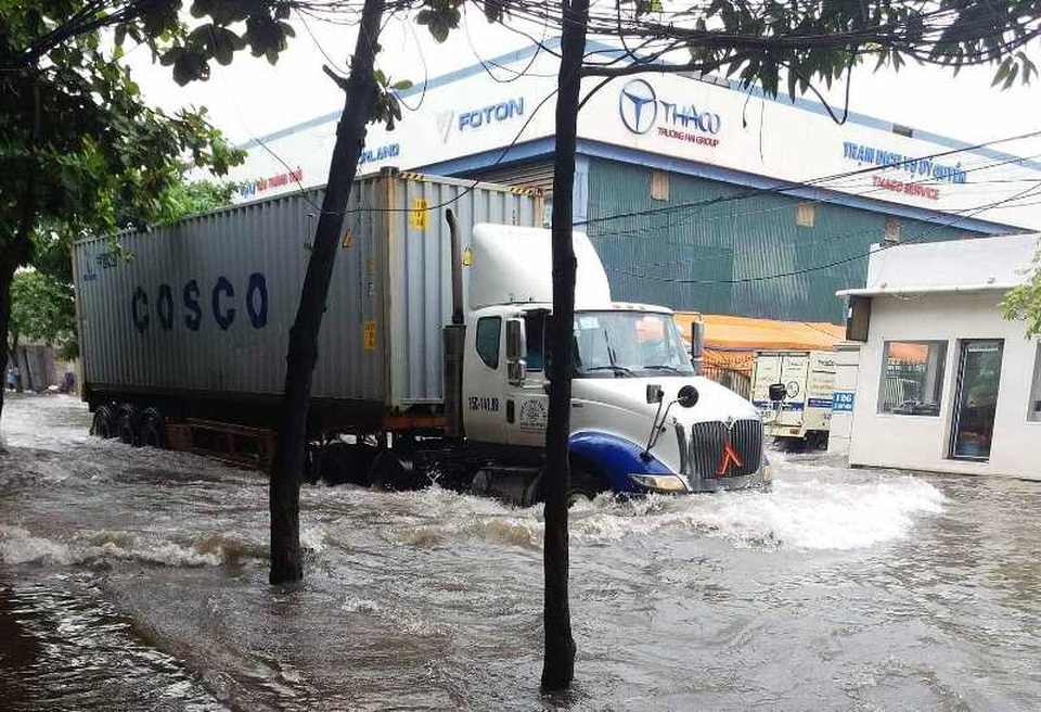 Sau bão, nhiều tuyến đường Thái Bình chìm trong nước - 1 Sau bão, nhiều tuyến đường Thái Bình chìm trong nước - 1