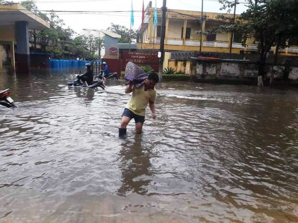 Sau bão, nhiều tuyến đường Thái Bình chìm trong nước - 4 Sau bão, nhiều tuyến đường Thái Bình chìm trong nước - 4
