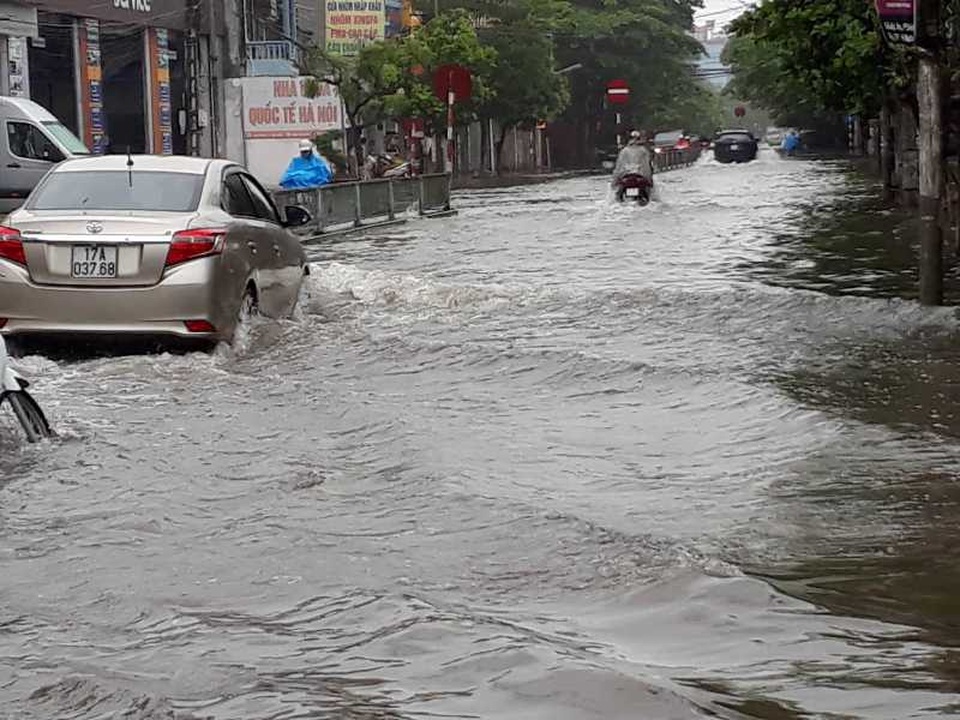 Sau bão, nhiều tuyến đường Thái Bình chìm trong nước - 3 Sau bão, nhiều tuyến đường Thái Bình chìm trong nước - 3
