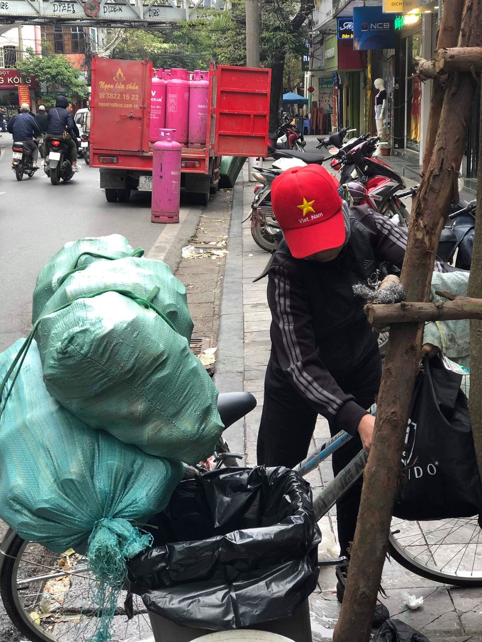 Quạt rơi trúng đầu khách và phản ứng gây sốc của chủ quán mì gà - 4 Quạt rơi trúng đầu khách và phản ứng gây sốc của chủ quán mì gà - 4