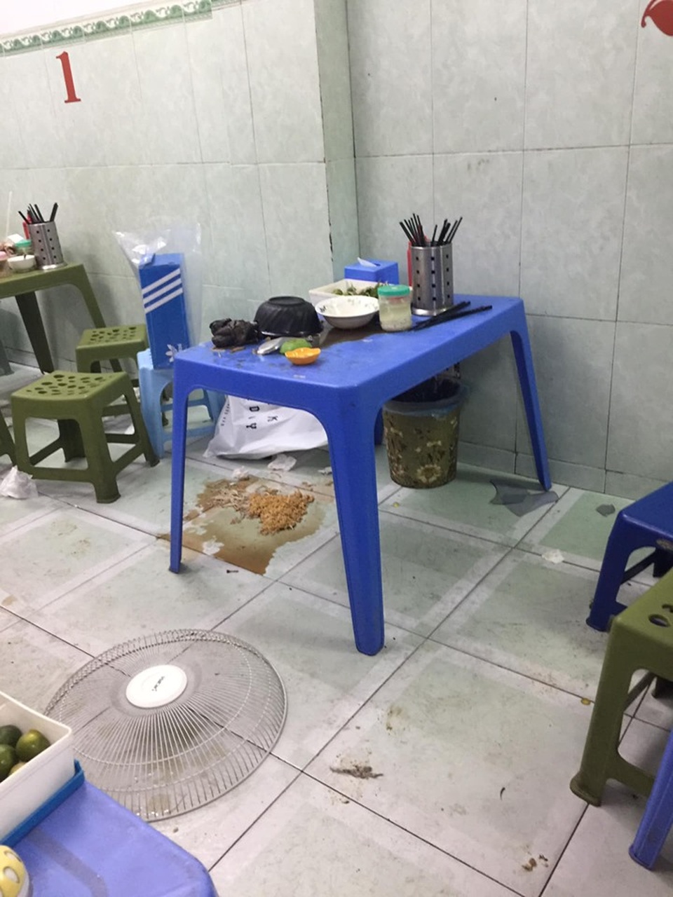 Quạt rơi trúng đầu khách và phản ứng gây sốc của chủ quán mì gà - 1 Quạt rơi trúng đầu khách và phản ứng gây sốc của chủ quán mì gà - 1