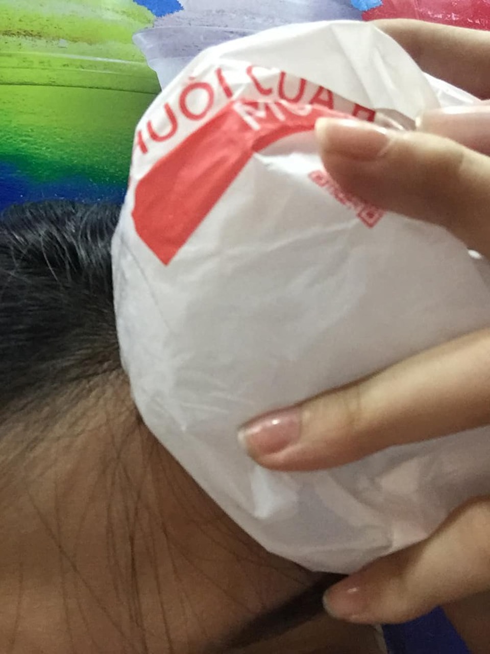Quạt rơi trúng đầu khách và phản ứng gây sốc của chủ quán mì gà - 2 Quạt rơi trúng đầu khách và phản ứng gây sốc của chủ quán mì gà - 2