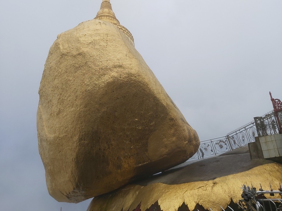 Bí ẩn ngôi chùa thiêng trên tảng đá dát vàng phá vỡ mọi nguyên tắc trọng lực ở Myanmar - 3 Bí ẩn ngôi chùa thiêng trên tảng đá dát vàng phá vỡ mọi nguyên tắc trọng lực ở Myanmar - 3