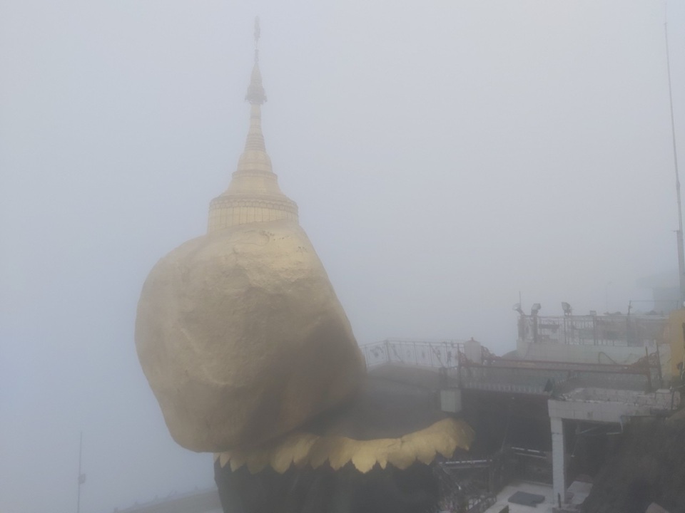 Bí ẩn ngôi chùa thiêng trên tảng đá dát vàng phá vỡ mọi nguyên tắc trọng lực ở Myanmar - 1 Bí ẩn ngôi chùa thiêng trên tảng đá dát vàng phá vỡ mọi nguyên tắc trọng lực ở Myanmar - 1