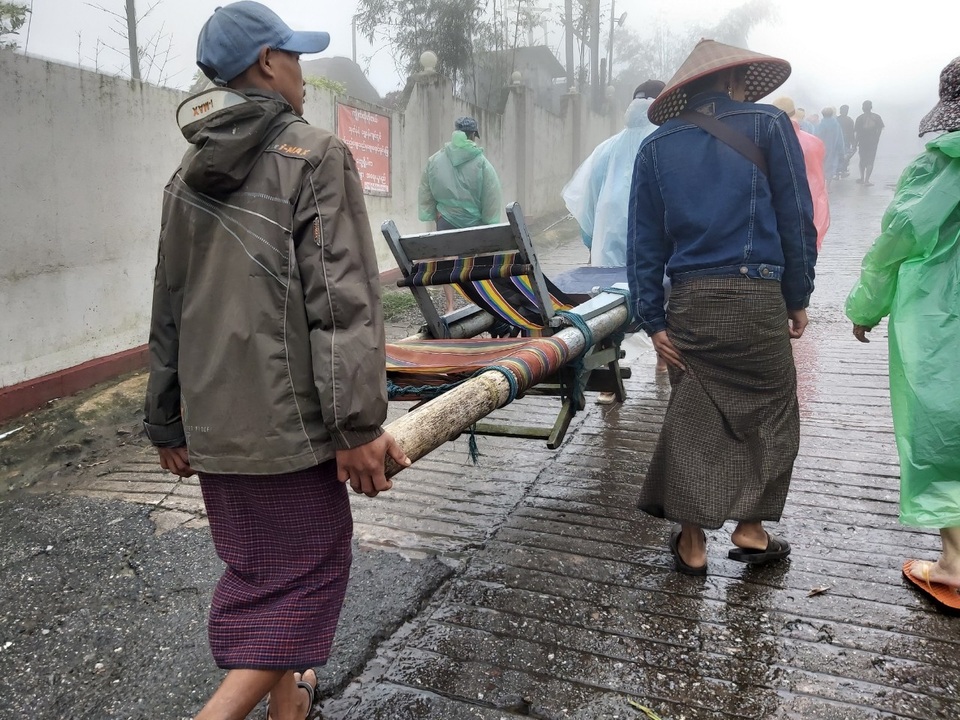 Kỳ lạ đất nước đàn ông cũng mặc váy như phụ nữ ngay gần Việt Nam - 3 Kỳ lạ đất nước đàn ông cũng mặc váy như phụ nữ ngay gần Việt Nam - 3