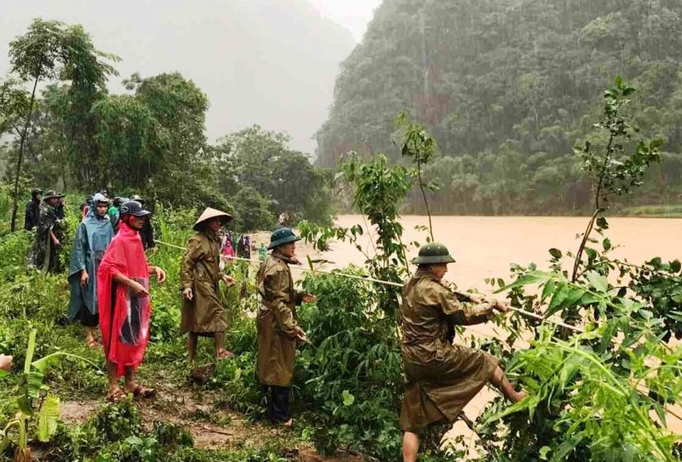 Giải cứu người đàn ông mắc kẹt trên ngọn cây, giữa dòng nước lũ - 6 Giải cứu người đàn ông mắc kẹt trên ngọn cây, giữa dòng nước lũ - 6