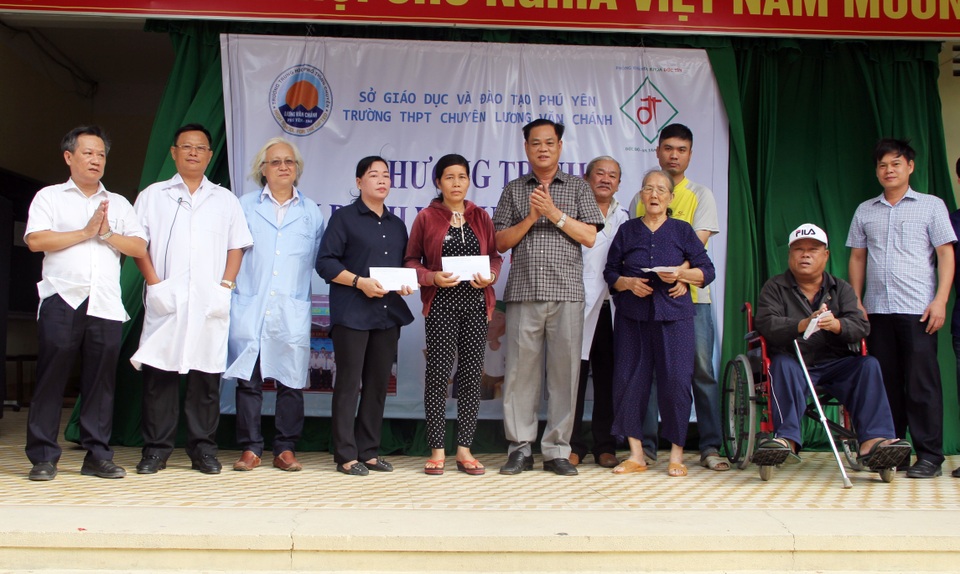 80 y, bác sĩ khám bệnh miễn phí để tri ân mái trường, quê hương Phú Yên - 4 80 y, bác sĩ khám bệnh miễn phí để tri ân mái trường, quê hương Phú Yên - 4
