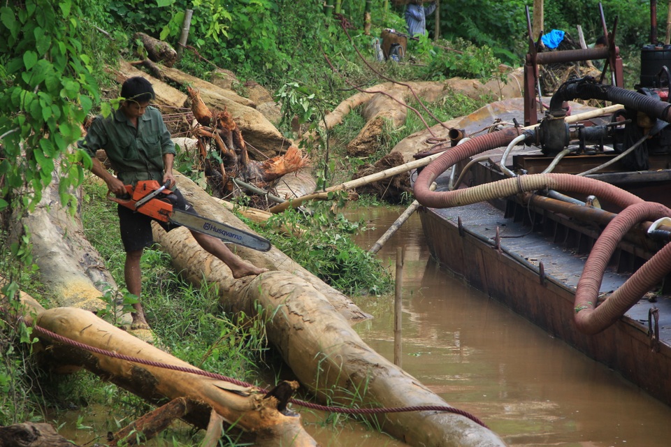 Liều mình vớt gỗ trong lũ dữ - 3 Liều mình vớt gỗ trong lũ dữ - 3
